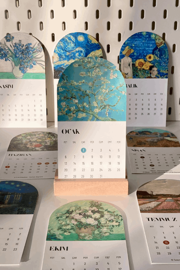 2026 Van Gogh Temalı Ahşap Standlı Masaüstü Takvim, Özel Tasarım Masa Takvimi