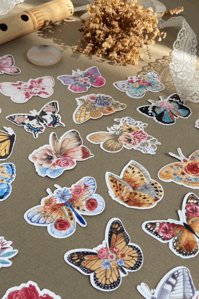Nazende Çiçekli Kelebekler Sticker Seti