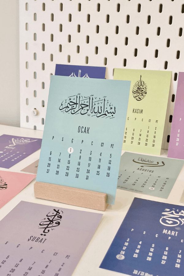2025 Masa Takvimi Hat Sanatı Temalı Ahşap Standlı