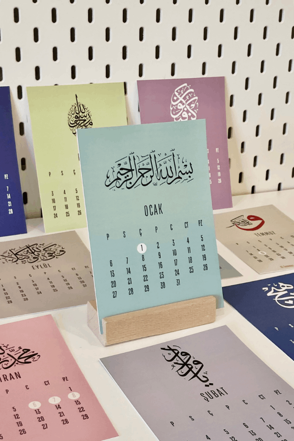 2025 Masa Takvimi Hat Sanatı Temalı Ahşap Standlı