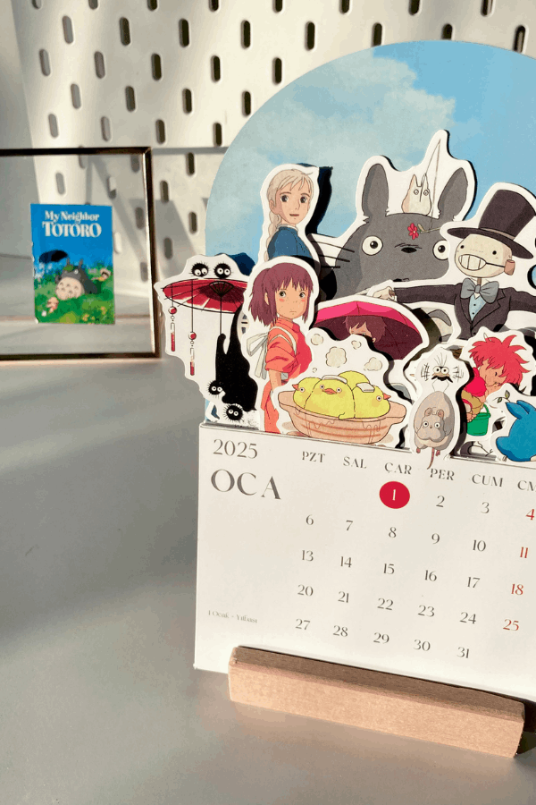 2025 Ghibli Studio - Miyazaki Temalı Ahşap Standlı Masa Takvimi