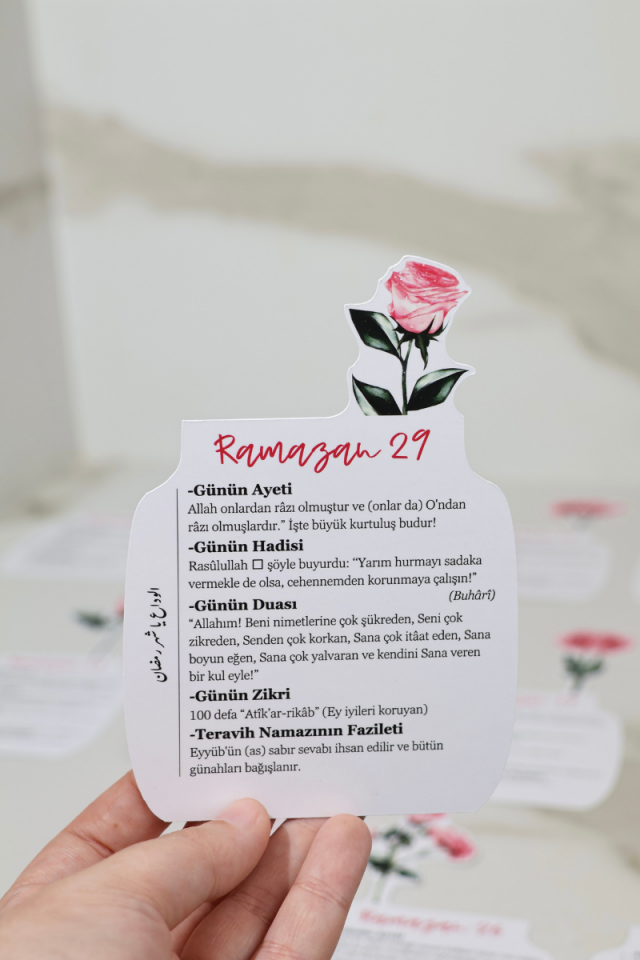 Pembe Gül Temalı Çiçekli Ramazan Takvimi