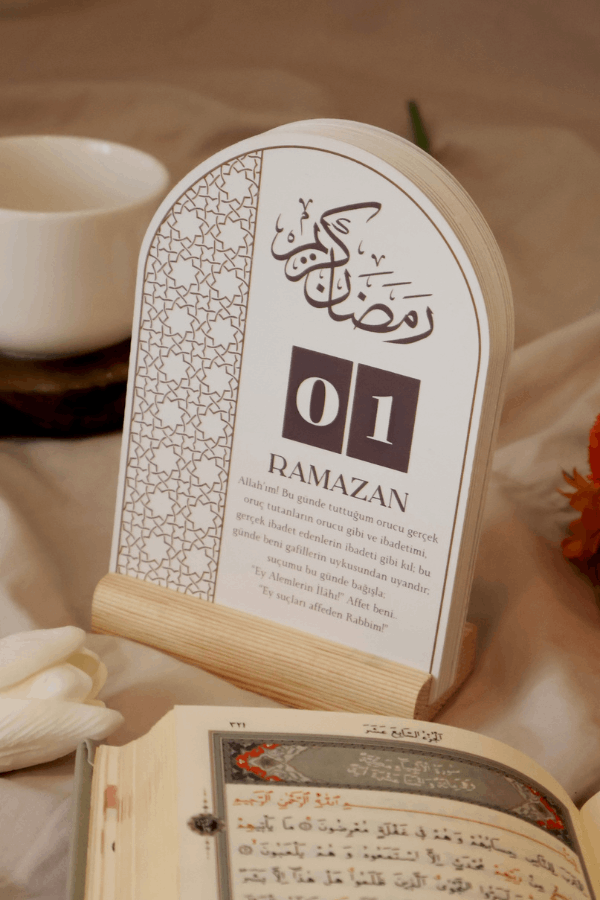 Dualarla Ramazan Takvimi 30 Günlük İslâmi Ramazan Masa Takvimi