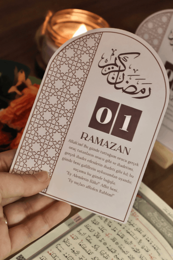 Dualarla Ramazan Takvimi 30 Günlük İslâmi Ramazan Masa Takvimi