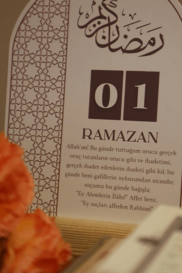 Dualarla Ramazan Takvimi 30 Günlük İslâmi Ramazan Masa Takvimi