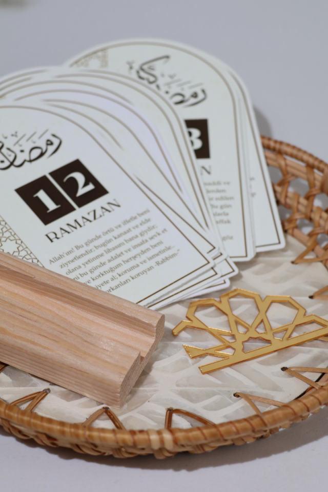 Pleksi Detaylı Dualarla Ramazan Takvimi 30 Günlük İslâmi Ramazan Masa Takvimi