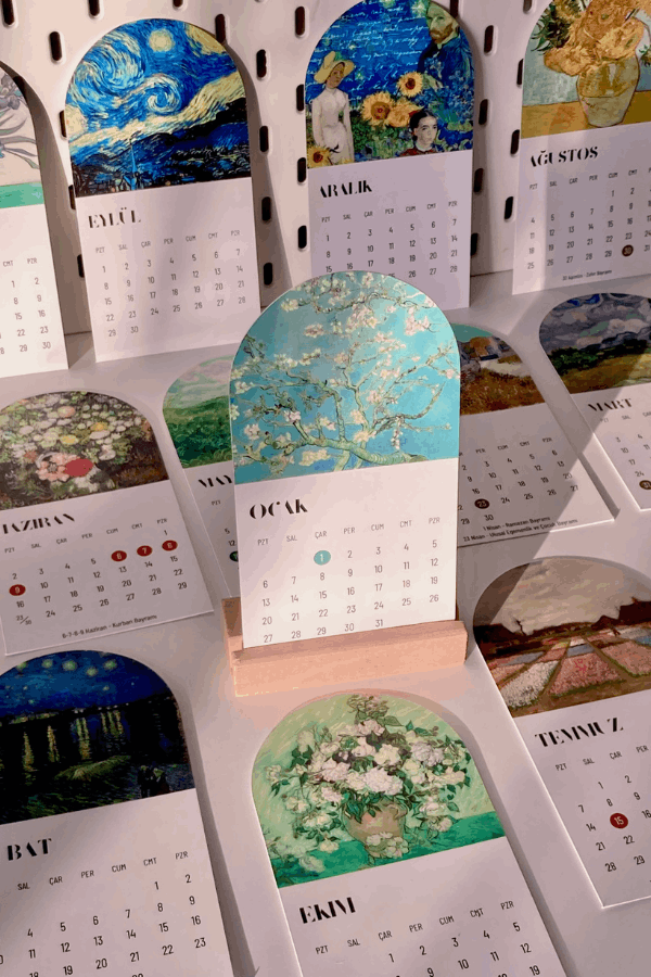 2026 Van Gogh Temalı Ahşap Standlı Masaüstü Takvim, Özel Tasarım Masa Takvimi