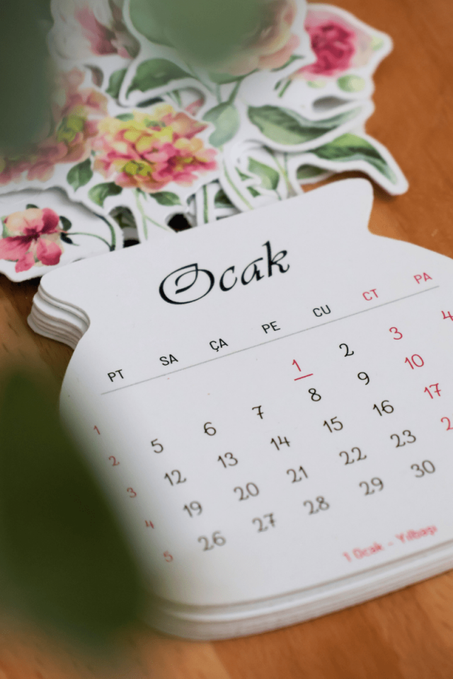 2026 Pembe Çiçekli Ahşap Standlı Mini Boy Masa Takvimi, Özel Tasarım Masa Takvimi Vazodaki Çiçekler