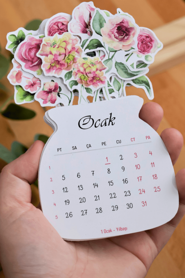 2026 Pembe Çiçekli Ahşap Standlı Mini Boy Masa Takvimi, Özel Tasarım Masa Takvimi Vazodaki Çiçekler