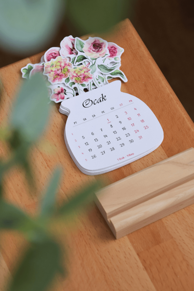 2026 Pembe Çiçekli Ahşap Standlı Mini Boy Masa Takvimi, Özel Tasarım Masa Takvimi Vazodaki Çiçekler