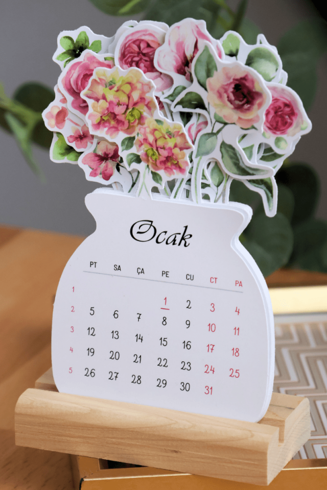 2026 Pembe Çiçekli Ahşap Standlı Mini Boy Masa Takvimi, Özel Tasarım Masa Takvimi Vazodaki Çiçekler