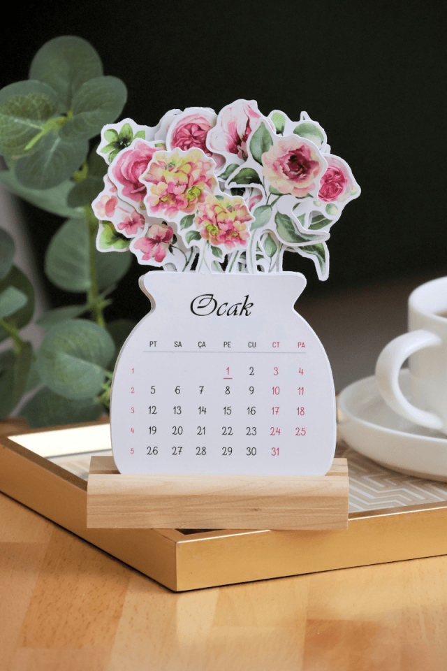 2026 Pembe Çiçekli Ahşap Standlı Mini Boy Masa Takvimi, Özel Tasarım Masa Takvimi Vazodaki Çiçekler