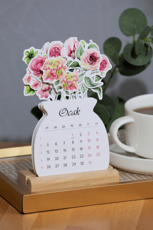 2026 Pembe Çiçekli Ahşap Standlı Mini Boy Masa Takvimi, Özel Tasarım Masa Takvimi Vazodaki Çiçekler