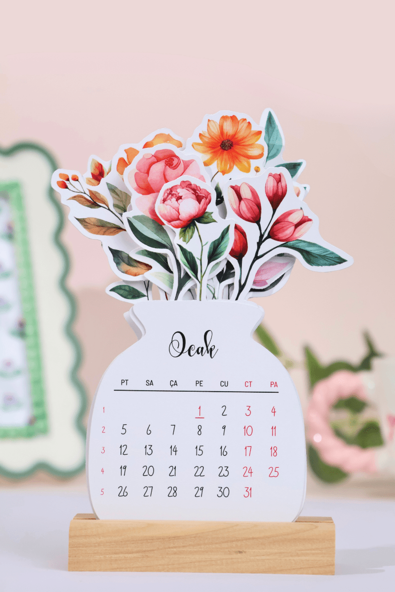 2026 Çiçekli Ahşap Standlı Mini Boy Masa Takvimi, Özel Tasarım Masa Takvimi Vazodaki Çiçekler