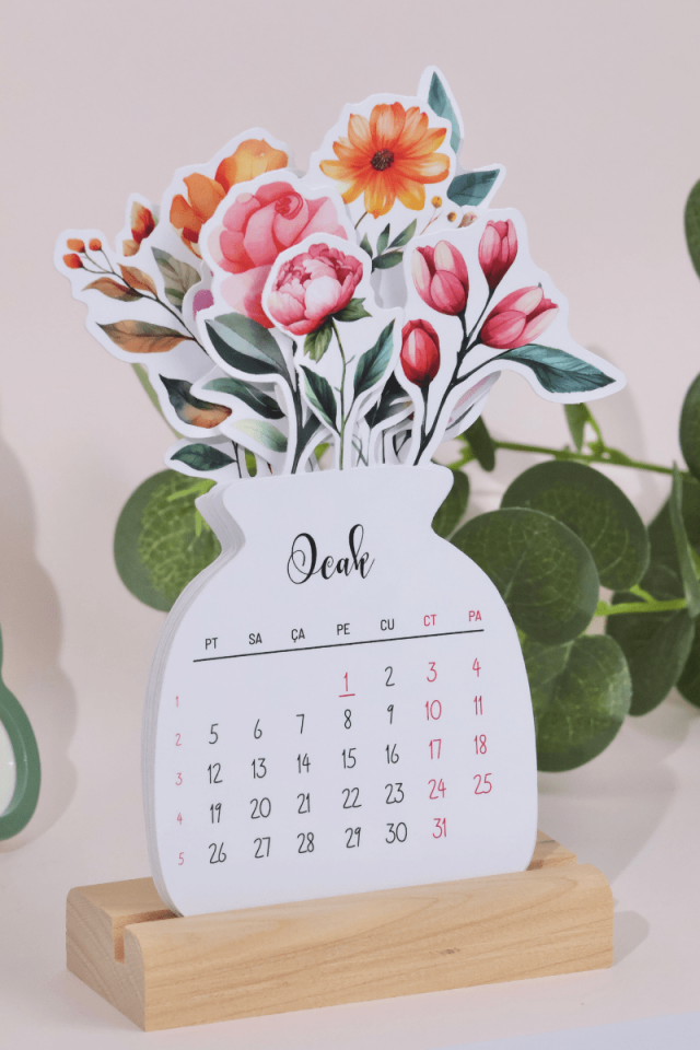 2026 Çiçekli Ahşap Standlı Mini Boy Masa Takvimi, Özel Tasarım Masa Takvimi Vazodaki Çiçekler