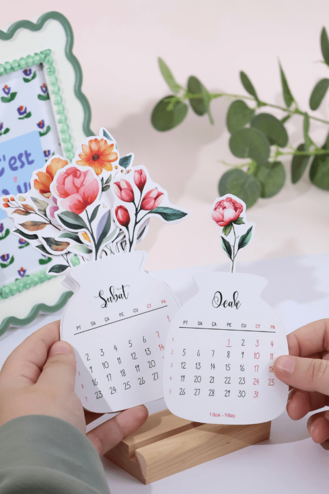 2026 Çiçekli Ahşap Standlı Mini Boy Masa Takvimi, Özel Tasarım Masa Takvimi Vazodaki Çiçekler