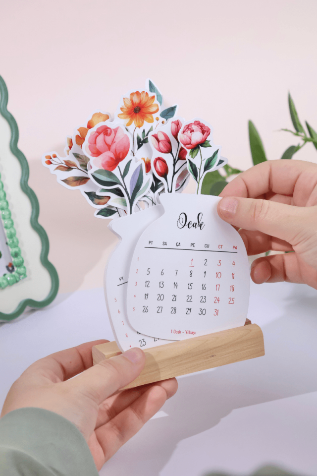 2026 Çiçekli Ahşap Standlı Mini Boy Masa Takvimi, Özel Tasarım Masa Takvimi Vazodaki Çiçekler