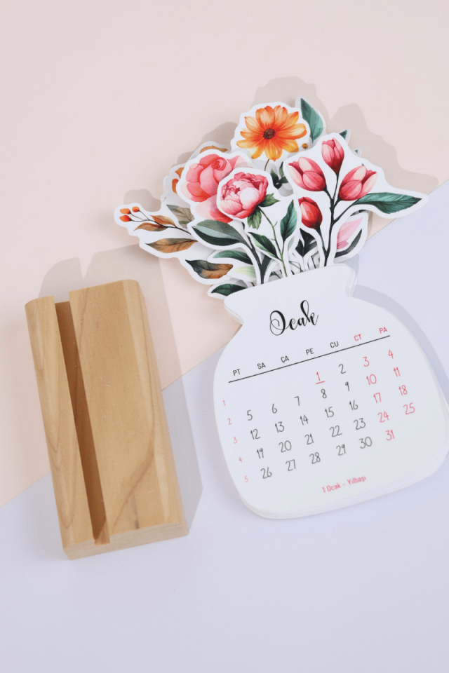 2026 Çiçekli Ahşap Standlı Mini Boy Masa Takvimi, Özel Tasarım Masa Takvimi Vazodaki Çiçekler