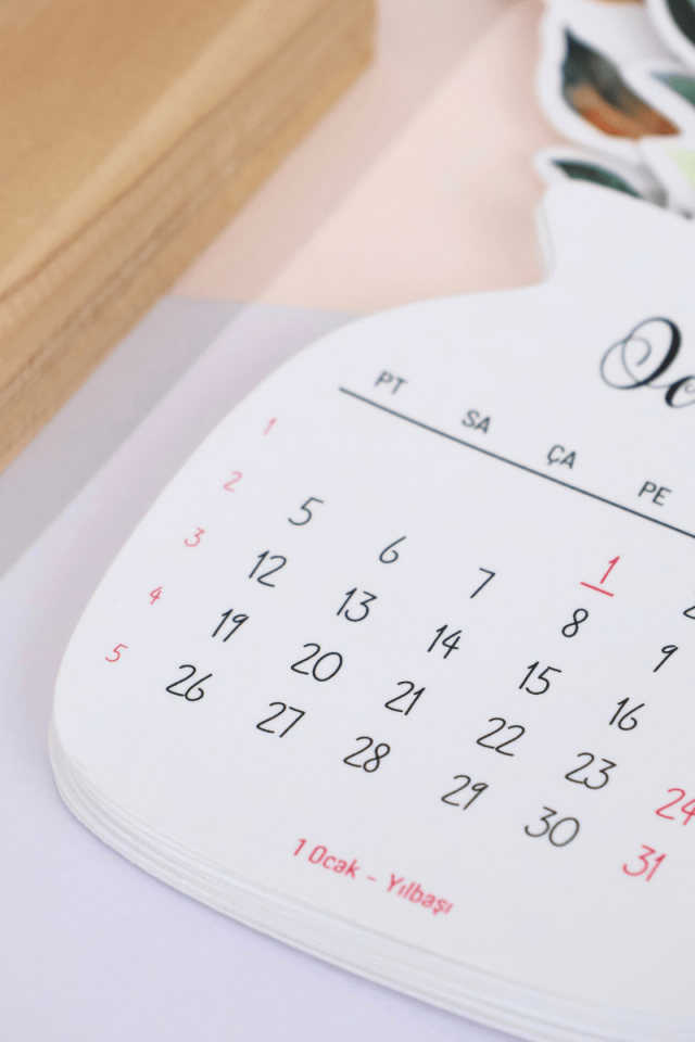 2026 Çiçekli Ahşap Standlı Mini Boy Masa Takvimi, Özel Tasarım Masa Takvimi Vazodaki Çiçekler