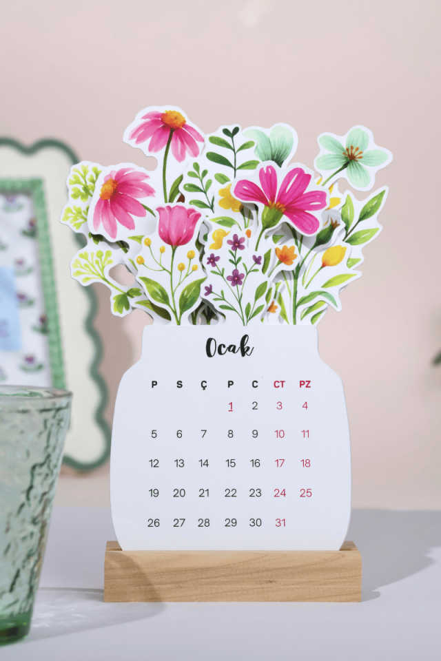 2026 Çiçekli Ahşap Standlı Masa Takvimi, Özel Tasarım Masa Takvimi Vazodaki Çiçekler