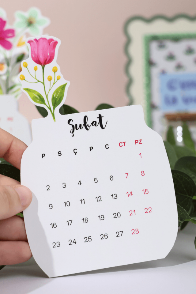 2026 Çiçekli Ahşap Standlı Masa Takvimi, Özel Tasarım Masa Takvimi Vazodaki Çiçekler