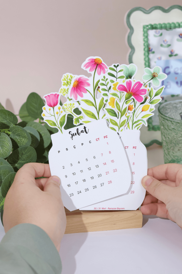 2026 Çiçekli Ahşap Standlı Masa Takvimi, Özel Tasarım Masa Takvimi Vazodaki Çiçekler