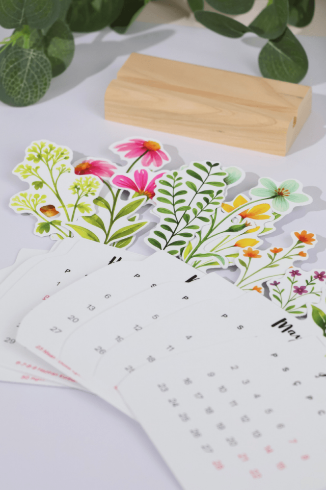 2026 Çiçekli Ahşap Standlı Masa Takvimi, Özel Tasarım Masa Takvimi Vazodaki Çiçekler