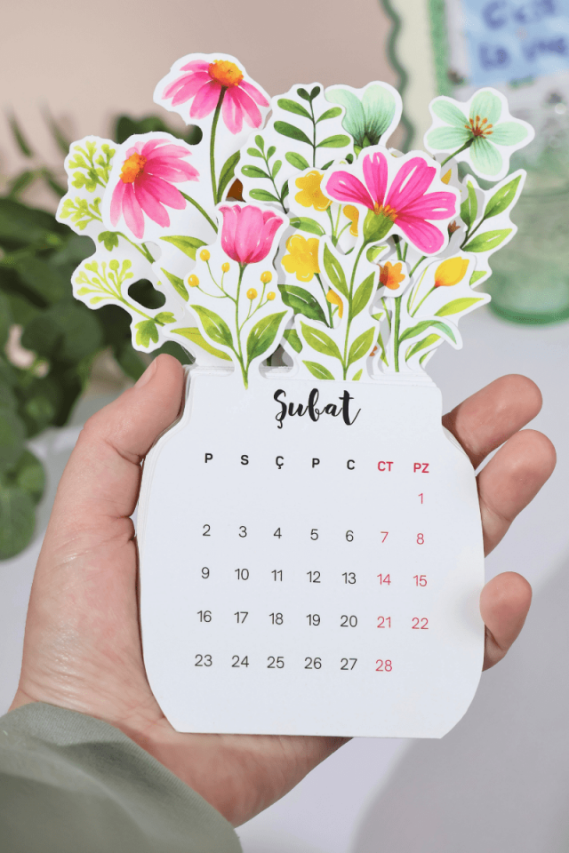 2026 Çiçekli Ahşap Standlı Masa Takvimi, Özel Tasarım Masa Takvimi Vazodaki Çiçekler