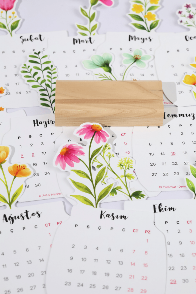 2026 Çiçekli Ahşap Standlı Masa Takvimi, Özel Tasarım Masa Takvimi Vazodaki Çiçekler