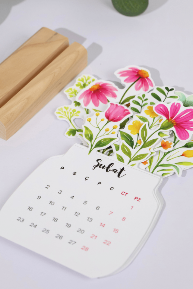 2026 Çiçekli Ahşap Standlı Masa Takvimi, Özel Tasarım Masa Takvimi Vazodaki Çiçekler