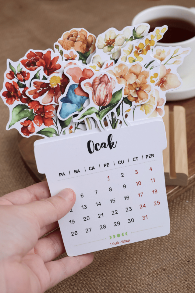 2026 Vintage Çiçekli Ahşap Standlı Masa Takvimi, Özel Tasarım Masa Takvimi