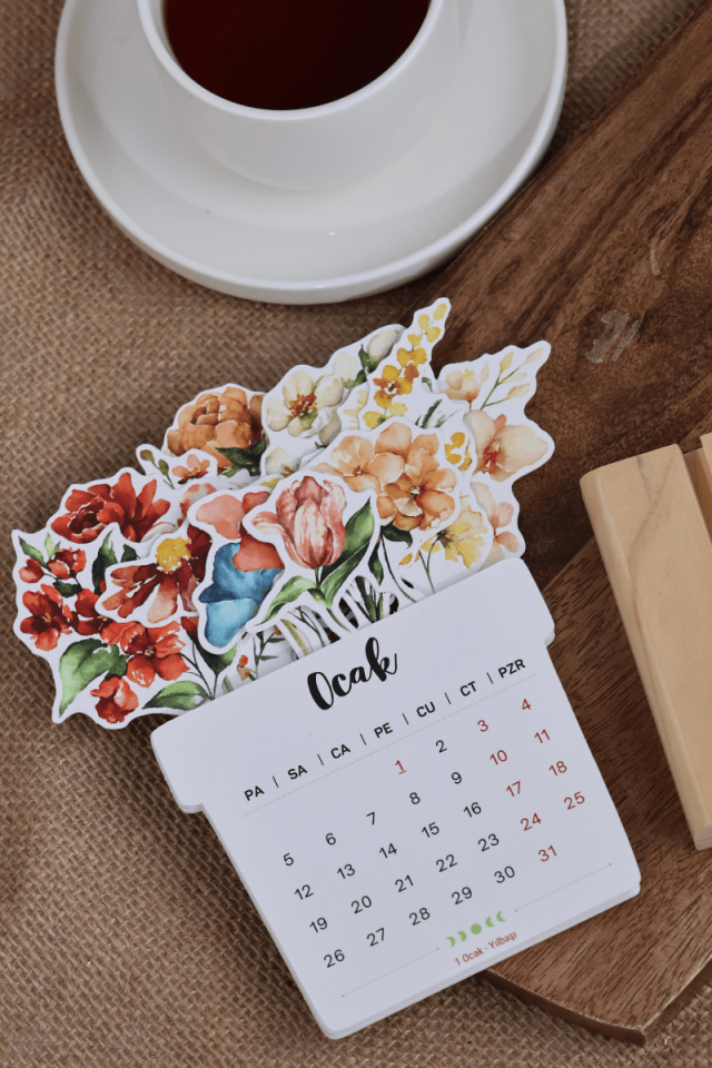 2026 Vintage Çiçekli Ahşap Standlı Masa Takvimi, Özel Tasarım Masa Takvimi