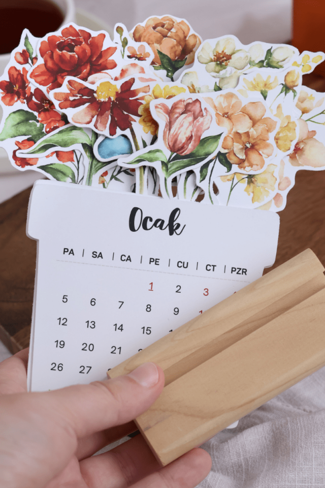 2026 Vintage Çiçekli Ahşap Standlı Masa Takvimi, Özel Tasarım Masa Takvimi