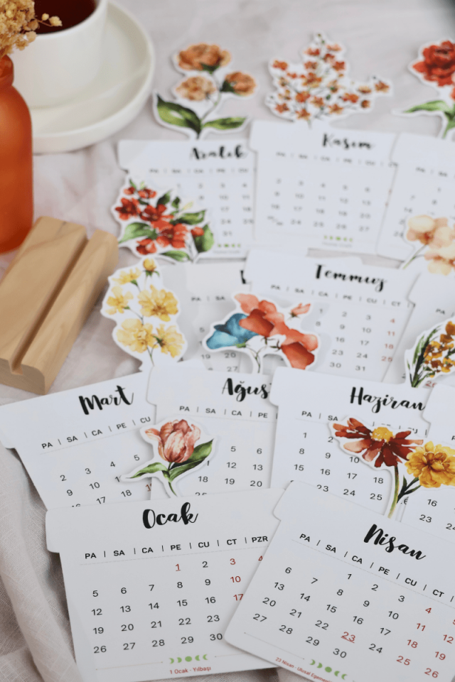 2026 Vintage Çiçekli Ahşap Standlı Masa Takvimi, Özel Tasarım Masa Takvimi