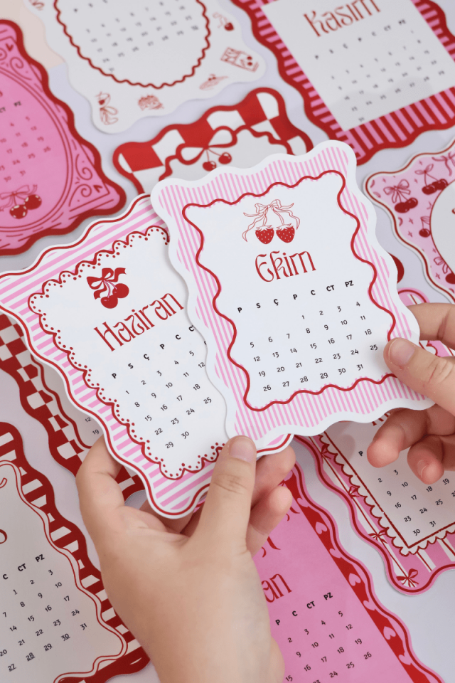 2026 Pleksi Standlı Coquette Kırmızı Pembe Masa Takvimi, Özel Tasarım Masa Takvimi Kurdeleler