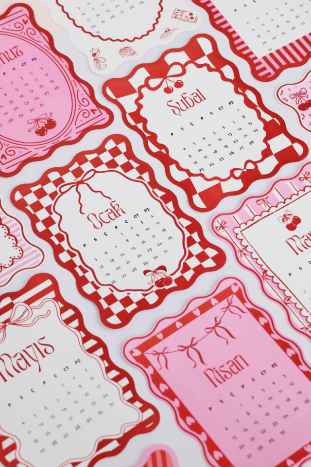 2026 Pleksi Standlı Coquette Kırmızı Pembe Masa Takvimi, Özel Tasarım Masa Takvimi Kurdeleler