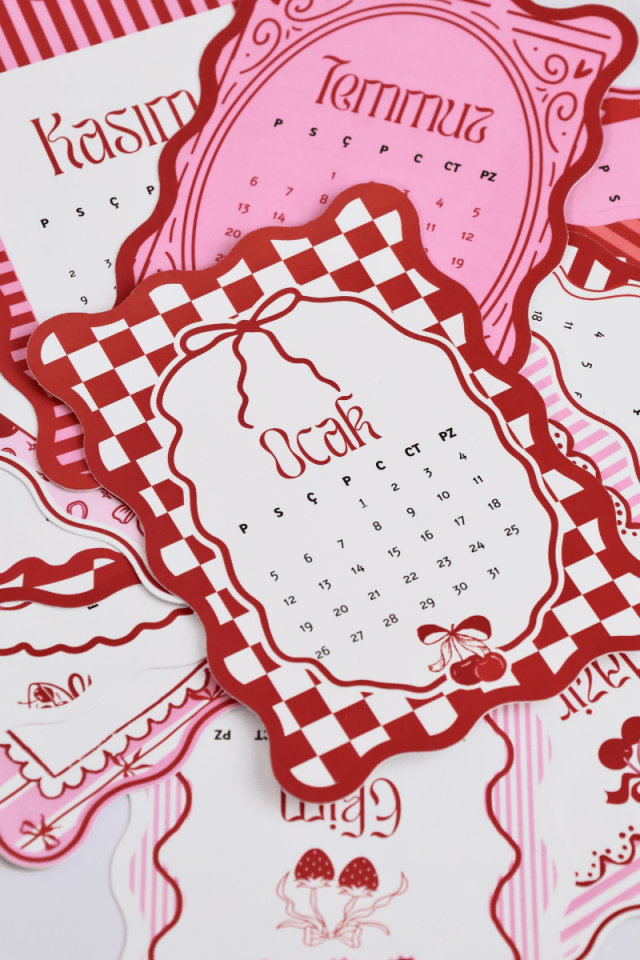 2026 Pleksi Standlı Coquette Kırmızı Pembe Masa Takvimi, Özel Tasarım Masa Takvimi Kurdeleler