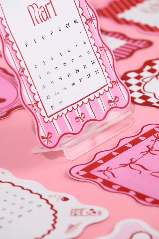 2026 Pleksi Standlı Coquette Kırmızı Pembe Masa Takvimi, Özel Tasarım Masa Takvimi Kurdeleler