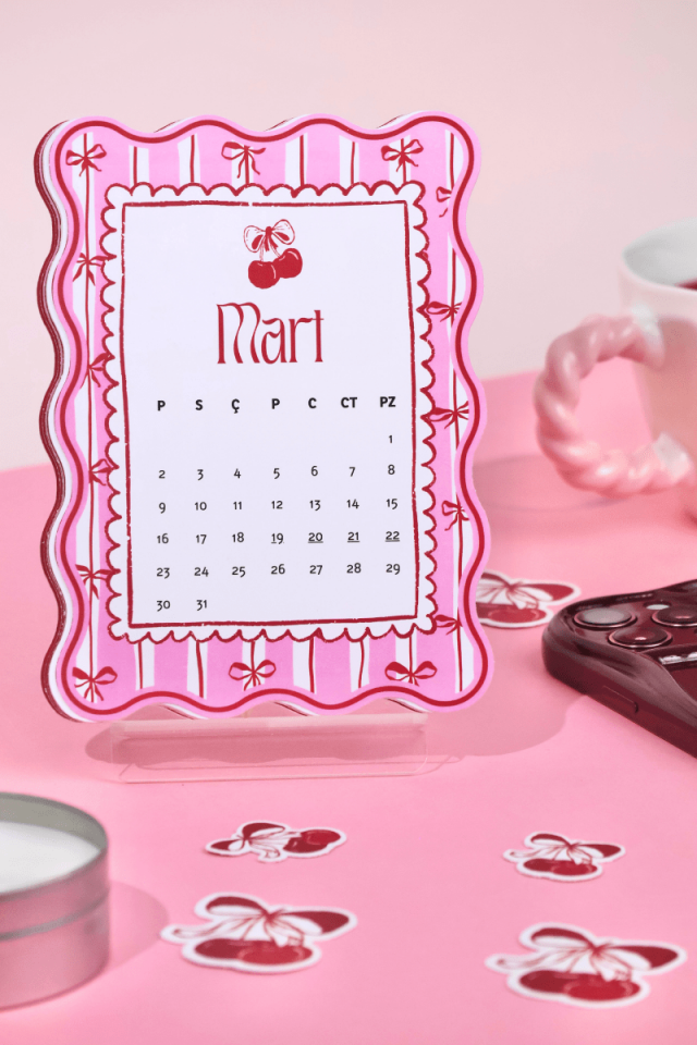 2026 Pleksi Standlı Coquette Kırmızı Pembe Masa Takvimi, Özel Tasarım Masa Takvimi Kurdeleler