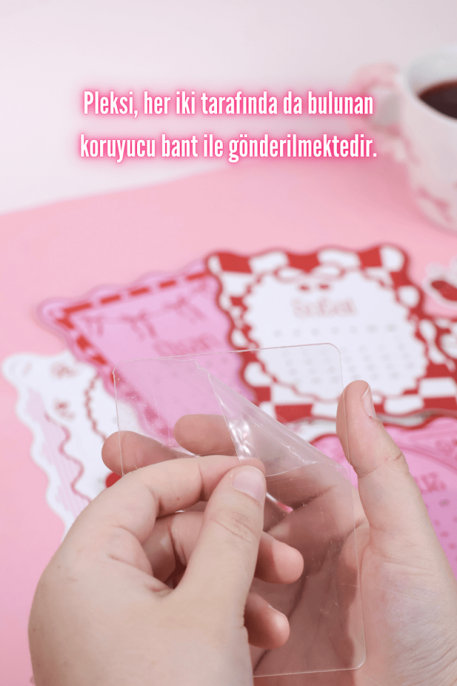 2026 Pleksi Standlı Coquette Kırmızı Pembe Masa Takvimi, Özel Tasarım Masa Takvimi Kurdeleler