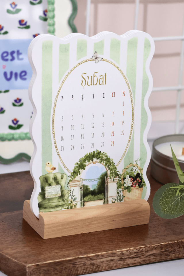 2026 Ahşap Standlı Coquette Yeşil Temalı Masa Takvimi, Özel Tasarım Masa Takvimi Yeşil