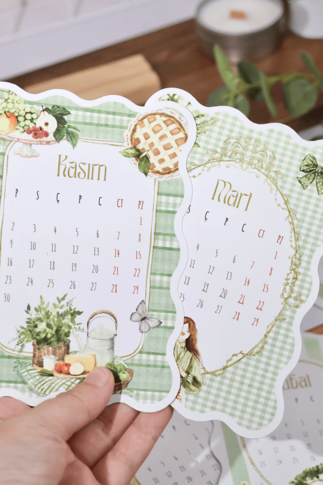 2026 Ahşap Standlı Coquette Yeşil Temalı Masa Takvimi, Özel Tasarım Masa Takvimi Yeşil