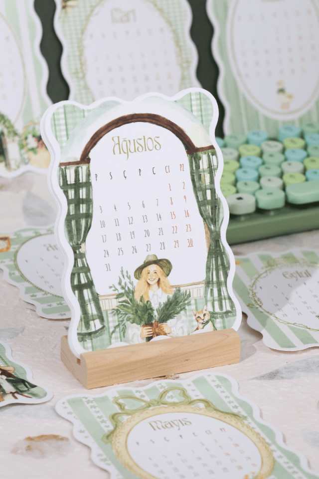2026 Ahşap Standlı Coquette Yeşil Temalı Masa Takvimi, Özel Tasarım Masa Takvimi Yeşil