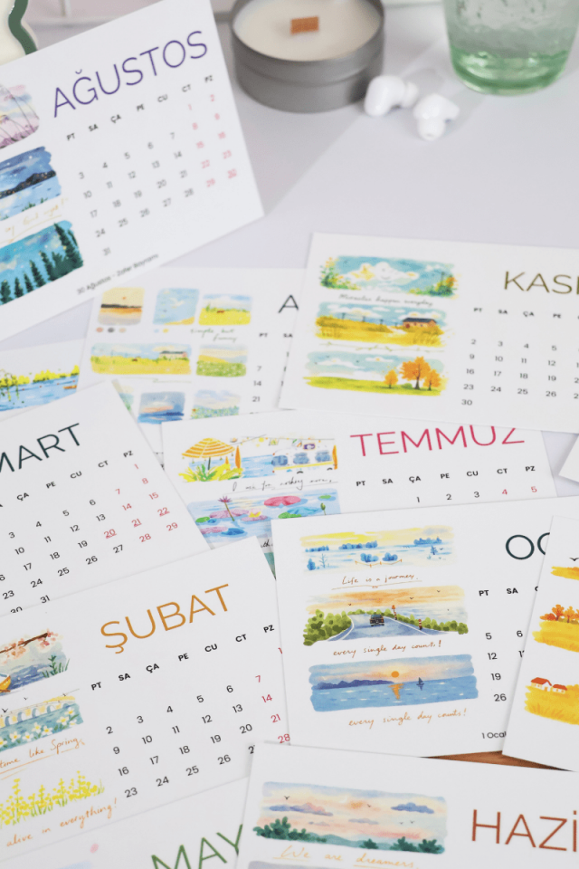 2026 Ahşap Standlı Pastel Manzara Desenli Yatay Form Masa Takvimi