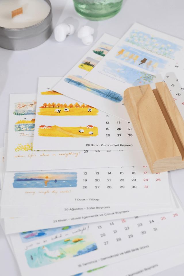 2026 Ahşap Standlı Pastel Manzara Desenli Yatay Form Masa Takvimi