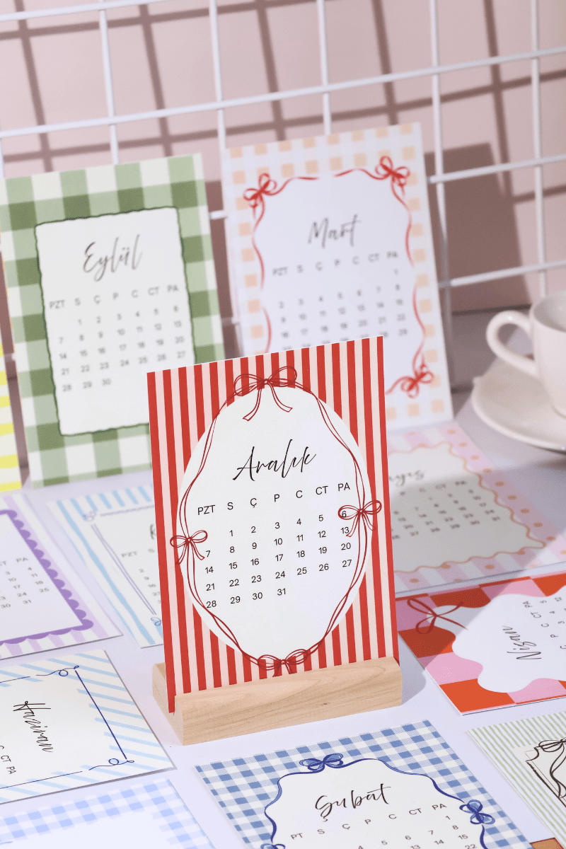 2026 Ahşap Standlı Coquette Pastel Desenli Dikey Form Masa Takvimi, Özel Tasarım Masa Takvimi