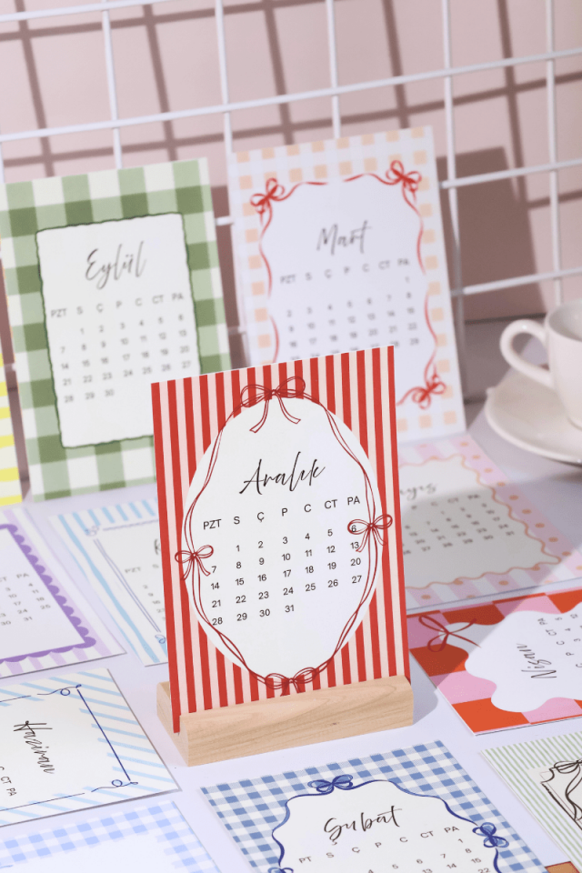 2026 Ahşap Standlı Coquette Pastel Desenli Dikey Form Masa Takvimi, Özel Tasarım Masa Takvimi