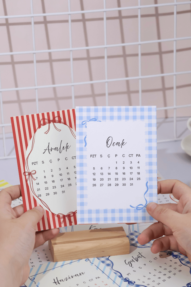 2026 Ahşap Standlı Coquette Pastel Desenli Dikey Form Masa Takvimi, Özel Tasarım Masa Takvimi