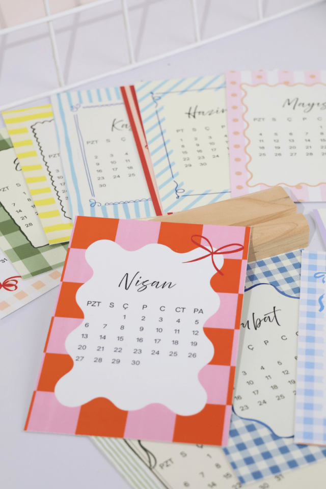 2026 Ahşap Standlı Coquette Pastel Desenli Dikey Form Masa Takvimi, Özel Tasarım Masa Takvimi