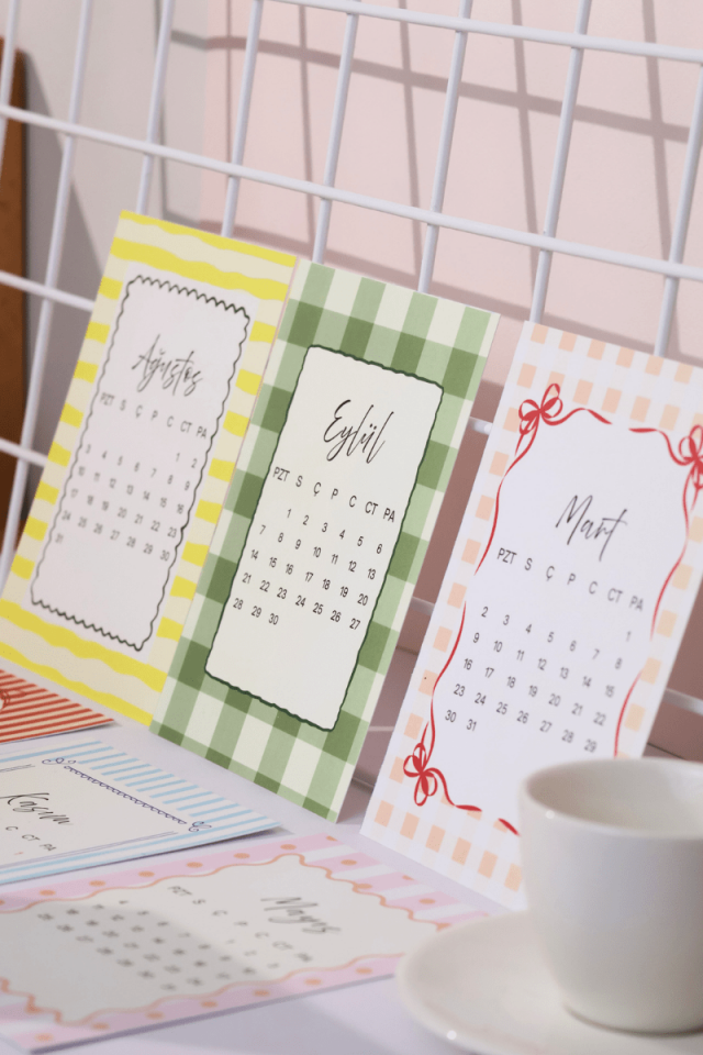 2026 Ahşap Standlı Coquette Pastel Desenli Dikey Form Masa Takvimi, Özel Tasarım Masa Takvimi